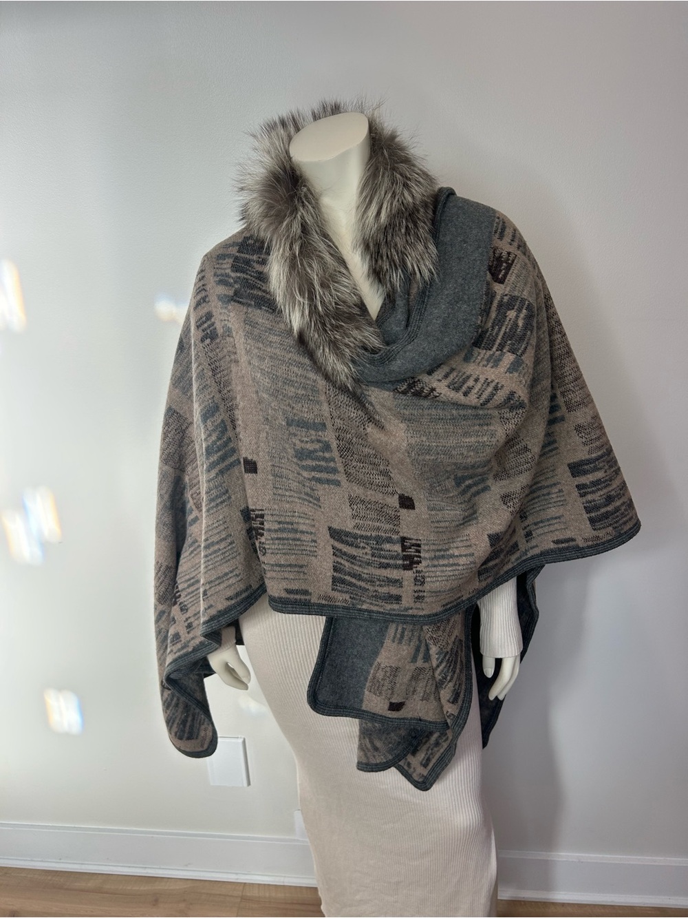 Gorgeous Grey Abstract Poncho/Wrap with silver fox Fur Collar❤️0/S - Picture 5 of 10